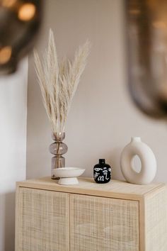 Interior design inspiration: Bring your room to life with this modern minimalist white halo vase. This ceramic vase is versatile and can be filled with water for fresh flowers, used for dried pampas grass, flowers or other dried floral arrangements. The design is simple, inspired by our everyday snack, a donut with the intention of making a fun yet elegant decor. - Flower vase, ceramic vase, donut vase, round vase, decoration Living Vintage, Beautiful Houses Interior, Dekorasi Kamar Tidur, Corner House, Oldenburg, Loft Design, Cute Home Decor, Boho Home Decor, Cheap Home Decor