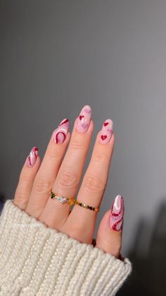 Nails Inspo Aesthetic Valentines Day, Sweethearts Nail Ideas, Subtle Valentine’s Day Nails, Simplistic Valentines Nails, Short Almond Nails Designs Valentines, Valentine Nude Nails, Valentines Day Nails Blooming Gel, Valentines Day Nails Glitter Sparkle, Oval Nails Designs Valentines