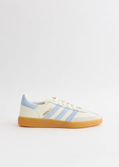 Adidas was founded in Germany in 1949 and has since been a driving force internationally in the sportswear industry, plus more recently, the streetwear space. Crafted with a leather upper with suede overlays, the Handball Spezial Sneakers boast a T-shaped toe box and light blue 3-Stripes branding on the sidewalls. - Leather upper with suede overlays - Lace-up closure - 3-Stripes branding on sidewalls- T-shaped toe box- Gold foil branding - Rubber gumsole Materials:Upper: Leather. Outsole: Rubber School Shoes, Slipper Shoes