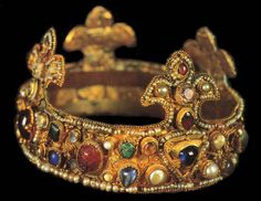 (1) Natania Barron on Twitter: "1 - 👑Hark! 'Tis time for #ThreadTalk, crown edition. 👑 Yes, that ultimate statement of wealth and power, perched atop some of the most celebrated & notorious heads in history. But why crowns? Well, let's dig into history, privilege, & wealth to see what lurks beneath.⚜️ https://t.co/ibY6XNf6Q6" / Twitter Medieval Crowns, Crowns Royal, Medieval Crown, Byzantine Jewelry, Ancient Jewels, Ancient Jewellery, Royal Crowns, Royal Tiaras, Crowns And Tiaras