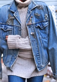 Levi denim jacket with brooches. I have tons of brooches that I've collected over the years. What a fun way to wear them! Levi Denim Jacket, Looks Jeans, Look Jean, Moda Chic, Oversized Denim Jacket, Embellished Jeans