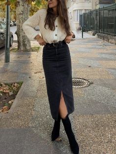 Denim Skirt Outfit Winter, Denim Midi Skirt Outfit, Black Denim Skirt Outfit, Chic Style Inspiration, Black Skirt Outfits, Jean Skirt Outfits, Thanksgiving Outfit Ideas, Thanksgiving Outfit Women, Midi Skirt Outfit