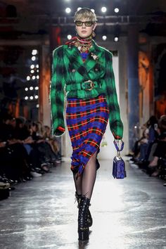 Versace Ready To Wear Fall Winter 2018 Milan - NOWFASHION Versace Ready To Wear, Fasion Outfits, Mahjong Ways, Italian Women, Fashion Show Images, Crop Top Outfits, Trendy Prints, Live Fashion, Inspiration Style