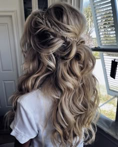 Wedding Hairstyles With Hair Down: 30+ Looks And Expert Tips ★ Natural Hair Updo Wedding, Bride Hairstyles For Long Hair, Half Up Wedding Hair, Wedding Hair Half, Long Hair Wedding Styles, Wedding Hair Inspiration, Natural Hair Updo, Wedding Hair Down, Hair Down