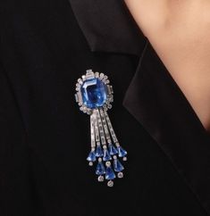 Luxury Diamond Jewel Brooch, Formal Sapphire Diamond Brooch, Elegant Sapphire Diamond Brooches, Blue Diamond Gemstone Brooches, Luxury Blue Diamond Brooches, Biedermeier Furniture, Honey Jewelry, Elegant Jewellery, Fancy Jewelry Necklace