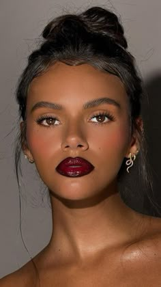 Sultry Red Makeup, Eyepencil Black Look, Cherry Cola Lips Black Women, Cherry Cola Lips Makeup, Berry Toned Makeup, Cherry Coke Lips, Cherry Cola Makeup Look, Dark Red Glossy Lips, Berry Lip Makeup