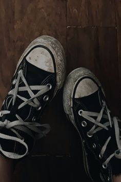 Black And White Converse Aesthetic, Emo Shoes Converse, Black Converse Aesthetic Grunge, Shoe Gazer Aesthetic, Beaten Up Converse, Beat Up Converse Aesthetic, Old Black Converse, Dirty Black Converse, Old Converse Aesthetic