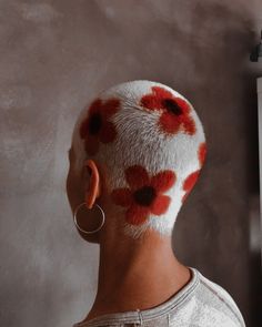 Woman Buzzcut Dyed, Head Designs Shaved, Designs On Buzzcut, Shave Head Dye Designs, Color Buzzcut Woman, Buzzed Hair Women Designs, Shaved Woman Hair