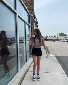 Cute Outfits With Converse Summer, Summer Outfits With Black Sneakers, Converse And Denim Shorts, Outfits With Black Shorts Aesthetic, High Top Converse Outfits Shorts, Summer Outfit With Converse, Shorts And Tank Outfit, Basic Converse Outfits, Summer Fits With Converse