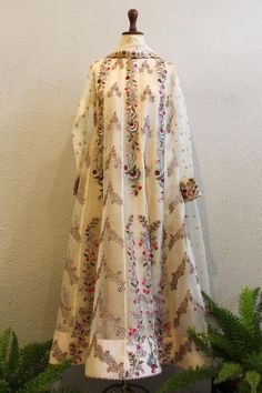 Fancy Pakistani Dresses, Boutique Dress Design Pakistani, Eid Dress Designs Ideas, Casual Pakistani Outfits, Eid Outfits Pakistani, Pakistani Anarkali, Shadi Dresses, Womens Trendy Dresses, Pakistani Fancy Dresses