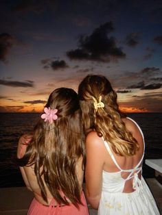 Cute Vacation Photo Ideas, 2 Girls In Beach Aesthetic, 2015 Beach Aesthetic, Beach Pic Ideas With Friends, Aesthetic Beach Trip, Vacation Poses Picture Ideas Friends, Pictures To Recreate At The Beach, Friend Holiday Pictures, Photos With Your Bestie