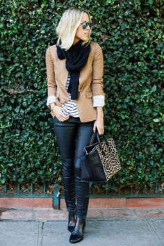 Outfits Leggins, Upcoming Fashion Trends, Camel Blazer, Best Blazer, Tan Blazer, Black Leather Pants, Street Style Winter, Travel Wardrobe, Blazer Outfits