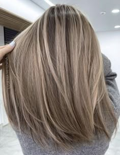 Rambut Brunette, Brunette Hair With Highlights, Gorgeous Hair Color, Dirty Blonde Hair, Brown Hair With Blonde Highlights, Ash Blonde Hair, Brown Hair Balayage, Dark Blonde Hair, Blonde Hair Inspiration