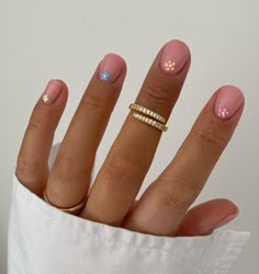 Simple Short Round Nail Designs, Gel Manicure For Short Nails, Boho Dip Nails, Spring Hard Gel Nails, Natural Nail With Design, Easy Nail Designs For Beginners Short, Minimalistic Summer Nails, Very Very Short Nails, Summer Nails Natural Nail