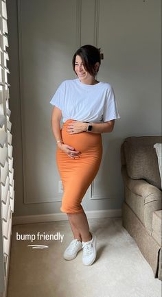 Cute and comfy maternity look, perfect midi skirt for Fall. Details on LTK, affiliate link. Pregnancy Skirt Outfits, Maternity Skirt Outfits, Comfy Maternity Outfits, Pregnant Outfits, Skirt For Fall, Maternity Wardrobe, Pretty Pregnant