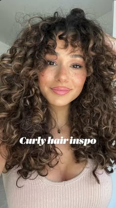 Curly Hair And Highlights, Medium Curly Hair With Highlights, Curly Haircuts With Layers Mid Length, Balayage Curly Hair Natural Curls Dark Brown Highlights, Naturally Curly Bangs Hairstyles, Natural Highlights For Dark Brown Hair Curly, Curly Cut Inspiration, Wispy Curtain Fringe Curly Hair, Balayage For Black Curly Hair