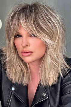 Striking Medium Shag Cut with Blonde Tones and Bangs Medium Brunette Hair, Messy Bob Haircut, Layered Shag, Medium Shag Haircuts, Medium Brown Hair, Shag Haircuts, Medium Layered Hair, Medium Length Hair With Layers, Shag Haircut