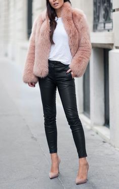 Fashion Definition, Vinter Mode Outfits, Pink Winter Coat, Pink Fur Coat, First Date Outfits, Black Blush, Pink Fur