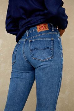 Jeans - Christina High    Christina High ist eine hochgeschnittene, super enge Jeans. Christina ist eine klassische Röhrenjeans, die am Oberschenkel bis zum Knöchel eng anliegt. Die Jeans ist dazu gedacht, auf der Taille zu sitzen. Der Aufnäher auf der Rückseite der Jeans besteht aus recyceltem Leder, und das verwendete Metall ist recyceltes Metall, was die Erreichung von Nachhaltigkeit auf allen Ebenen bedeutet.  Die Jeans eignet sich ideal für den Büro-Alltag und lässt sich auch hervorragend l Singlet Dress, Men Jeans Pants, Indigo Jeans, Jean Large, Vegan Brands, Sweater Jumpsuit, Loose Fit Jeans, Jeans Mom, Leg Stretching