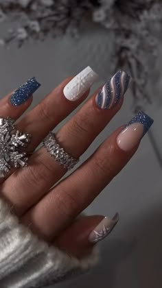 Ombré Winter Nails, Blue Glitter Christmas Nails, Winter Blue Nails Acrylic, January Nail Designs New Years, Short Square Nails Winter, Blue Xmas Nails, Glitter Christmas Nails, Winter Nails Acrylic