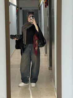 @bttldmrts Summer Outfits Sleeves, Street Hijab Fashion Jeans, Hijab Outfit Ideas Winter, Aminasnotokay Outfits, Cool Hijabi Outfits, Hijabi Outfits Streetwear, Hijab Street Wear, Hijab School Outfit