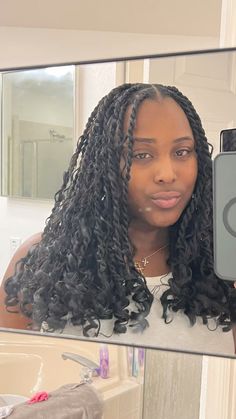 Boho Senegalese Twist Medium, Senegalese Goddess Twist, Island Twist Hairstyles Short, Shoulder Length Boho Twists, Short Boho Twists With Curls, Island Twists Short, Short Boho Island Twist, Short Island Twists Hairstyle, Short Knotless Twist