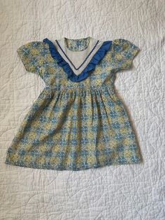 Vintage 40s/50s  handmade dress. This dress is so special and has the sweetest details!  Size 3/4 In my opinion  Good vintage condition for the age. The fabric is faded and there are two small mends (see photos). 1940s Kids Fashion, Vintage Cotton Dress For Dress-up, Vintage Doll Collar Dress For Dress-up, Vintage Dress With Doll Collar For Dress-up, Vintage Doll Collar Dress-up Dresses, Vintage Cotton Dress For Dress-up Occasions, Vintage Cotton Dress For Garden Party, Vintage Ruffle Dress For Tea Party, 1950s Short Sleeve Vintage Dress For Garden Party