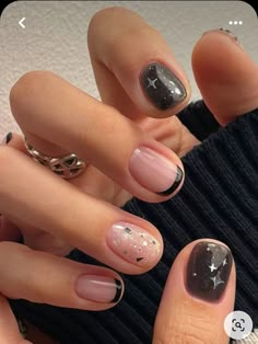 Clean Short Gel Nails, Nail Art Designs Black Colour, Natural Nail Fall Designs, Short Dark Nails Designs, Minimalist Manicure Ideas, Short Dark Nail Inspiration, Very Short Black Nails, Short Black Nail Art, Black Nails Inspiration Short