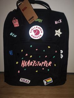 "Hand bemalter Rucksack ideal  für große und kleine Fans der Serie \"Heartstopper \" .Der Rucksack wird mit spezieller Angellus  Textil Farbe bemalt und mit Finisher fixiert damit ihr auch bei Wind und Wetter noch Spaß an den aufgemalten Bildern habt . Es handelt sich bei dem Rucksack um einen originalen Fjällräven kanken classic 16 l ,gerne könnt ihr mir auch euren eigenen Rucksack zuschicken und ich werde diesen dann bemalen. Falls ihr andere Wünsche und Vorstellungen habt,schreibt mir einfach.  Sobald der Fjällräven oder euer eigener Rucksack bei mir ankommt, beginne ich mit der Bemalung , dies wird ca. 1-2 Wochen dauern . Das Design und die Farben können leicht von den hier abgebildeten Fotos variieren, da ich alles per Hand bemale. Habe ich euren Rucksack  bemalt, kann ich diesen selb Heartstopper Merchandise, Heartstopper Backpack, Art On Converse, Heartstopper Merch, Heartstopper Charlie, Kanken Classic, Heart Stopper, Alice Book, Belek