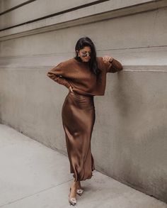 Satin Dress Outfit Ideas, Satin Midi Skirt Outfits, Satin Dress Outfit, Recycled Cashmere, Skirt Tulle, Midi Skirt Outfit, Satin Midi Skirt