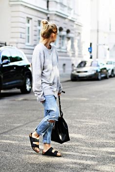 A casual daytime outfit: an oversized sweater, boyfriend jeans and birkenstocks. // #streetstyle Birkenstock Outfit, Look Boho Chic, Look Grunge, Oversized Grey Sweater, Walking Down The Street, Oversize Pullover, Outfit Jeans, Outfit Trends, Mode Inspo