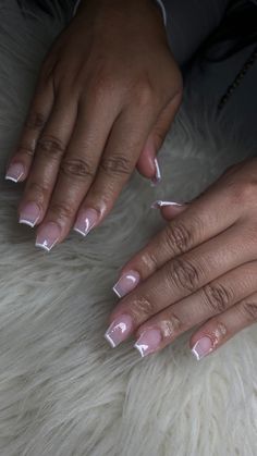 Short coffin pink and white French outline nails Short Coffin Shape Nails White Design, Extra Short Coffin Gel Nails, French Tips Coffin Short, White Outline Acrylic Nails, Short Triangle French Nails, American Nails Acrylic, Simple Full Set Nails, Ballerina Nails Short Design, V Shape French Tip Nails Short