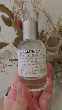 Fragrance signature scent jasmine jasmin le labo high end smell floral sweet notes white flower Jasmine Perfume Aesthetic, Le Labo Jasmin 17, Perfume With Jasmine, How To Smell Like Jasmine Flowers, Best Jasmine Perfume, Jasmine Scent Aesthetic, Floral Perfume Aesthetic, Jasmine Perfume For Women, How To Smell Like Jasmine