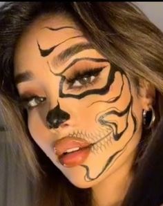 Skeleton Makeup Half Face, Cute Halloween Makeup Ideas, Skull Make Up, Aesthetic Skull, Easy Diy Makeup, Dark Skin Makeup Tutorial, Holloween Makeup, Monster Makeup