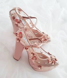 Kasut Pengantin, Bijoux Piercing Septum, Quinceanera Shoes, Fashion Shoes Heels, Cute Shoes Heels, Kawaii Shoes, Fancy Shoes, Cute Heels, Girly Shoes