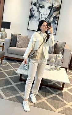 Outfits Old Money Mujer, Casual Elegant Outfits, Winter Jacket Outfits, Casual Trendy Outfits, Dress And Sneakers Outfit, Outfits Juvenil, Trends 2025, Stylish Winter Outfits, Winter Fashion Outfits Casual