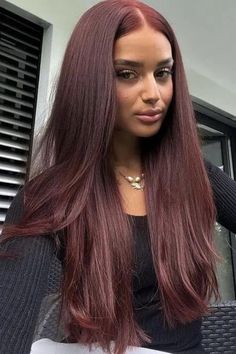 Le brun bordeaux profond est assez similaire ; il est juste un peu plus clair que la couleur précédente. Néanmoins, il est tout aussi beau. // Crédit photo : Instagram @sumbul_color_bar Red Hair On Brown Skin, Brown Hair Inspiration, Rambut Brunette