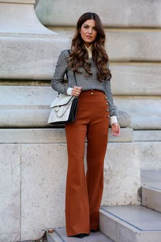 7 Estilos? Qual é o meu? Moda Over 50, Moda Over 40, Work Attire Women, Style Casual Chic, Brown Pants, Autumn Street Style, Business Casual Outfits, Work Attire