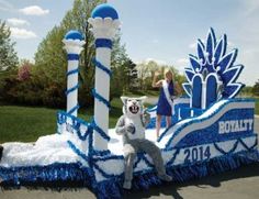 the float is decorated with blue and white decorations