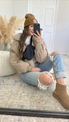 Brown Beanie Outfit Winter, Style Ugg Mini, Brown Beanie Outfit, Puffer Jacket Winter Outfit, Cute Blazer Outfits, Jacket Winter Outfit, Fall Inspo Outfits, Brown Beanie