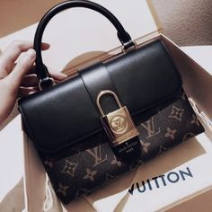 Inexpensive Handbags, Gucci Fashion Show, Tas Louis Vuitton, Handbags Prada, Elegant Handbags, Popular Handbags, Louis Vuitton Shop, Fashion Tote Bag, Cute Handbags