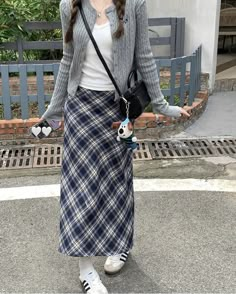 Winter Fashion Outfits Long Skirt, Earthreal Aesthetic Outfits, Japanese Outfit Aesthetics, Long Brown Plaid Skirt Outfit, Hoodies With Skirts Outfit, Long Skirts Outfit Winter, Cardigan With Long Skirt, White Bag Outfit Ideas, Sawako Style Outfit