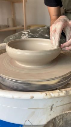 Vidéo tournage de la semaine ☀️ #ceramique #poterie #satisfaisant #satisfying #madeinfrance 🇫🇷 Pottery Techniques, Diy Pottery, Pottery Studio, Ceramic Pottery, Diy Art, Ceramics, Diy Artwork