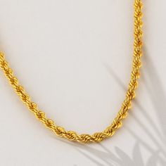 En su máxima expresión, un collar de cadena. El collar de cadena de cuerda es un accesorio versátil que se puede usar solo o en capas. Elija su propio día y haga su regalo con su propio estilo único.   Tendras:  - Collar artesanal de oro macizo de 14k  - Joyas 100 % de origen estadounidense   Tamaño   -Material: oro sólido de 14k  -Ancho de cadena: 1,5 mm  -Estilo de cadena: Cadena de cable  -Longitud de la cadena: 18 pulgadas   Obtendrás un certificado de autenticidad con cada pieza. Y su colla Necklace Drawing, Solid Gold Chains, Handcrafted Necklace, Rope Necklace, Cool Necklaces, Eye Necklace, Elegant Jewelry, Rope Chain, Silver Rose Gold