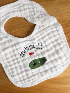 Announce your newest addition to the team with our Baby Golf Bib! Perfect for little ones who WILL SOON love the game, this bib will keep them clean and stylish while showing off their future golf skills. Tee up your baby's cuteness with this adorable bib. (No mulligans necessary.) Baby Shower Golf Theme, Baby Announcement Gift Ideas, Golf Baby Shower Ideas, Golf Baby Showers, Machine Embroidery Gifts, Baby Cam, Golf Baby, Personalized Golf Gifts