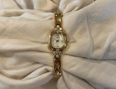 Vintage Watches Women Classy, Watches Aesthetic, Dogeared Jewelry, Watch Ideas, Expensive Jewelry Luxury, Wrist Jewelry