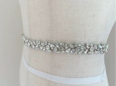 Silber Deluxe 3D Strass Perlen Kristall Applikation Braut Accessoires Hochzeitskleid Schärpe Brautgürtel Stirnband Träger Ein Yard H0783 ♥ Dieses Angebot gilt für 1 Yard. ♥Breite: cm ♥Großhandel akzeptabel! ♥Wenn Sie mehr wollen, können Sie mir gerne eine Nachricht senden. Ich erstelle gerne ein individuelles Angebot für Sie! ♥Viel Spaß beim Einkaufen hier Bridesmaid Belt, Wedding Dress Sash, Wedding Belt, Wedding Sash Belt, Dress Sash, Wedding Sash, Wedding Belts, Wedding Dress Accessories, Bridal Sash