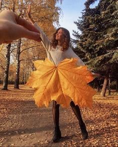 Autumn Poses Photography, Autumn Aesthetic Photos, Fall Poses Photography, Autumn Photo Ideas Instagram, Autumn Foto Ideas, Autumn Pictures Photography, Autumn Pictures Instagram, Basic Digital Art