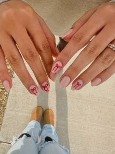 Short Nail Xmas Designs, Natural Nail Designs Christmas, Christmas Nail Inspo Short Nails, Nails With Bows Christmas, Bows Nails Design, How To Do A Bow On Nails, Christmas Bow Nail Designs, Xmas Nails Aesthetic, How To Do Bows On Nails