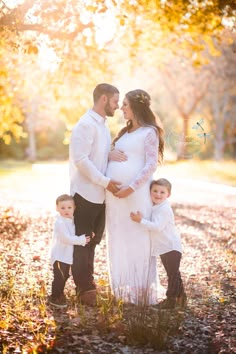 Maternity Photography Ideas With Siblings, Coparenting Photo Ideas, Outside Family Maternity Pictures, Family And Maternity Pictures, Family Pictures With Pregnant Mom, Family 4 Maternity Pictures, Plus Size Maternity Family Photos, Maternity Photography With Multiple Siblings